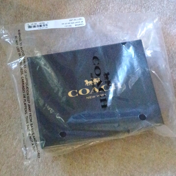 SOLD - COACH Boxed Small Zip Around Wallet With Snowy Bears Print - Picture 7 of 8